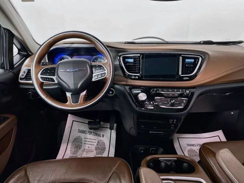 Used 2019 Chrysler Pacifica Limited w/ Tire & Wheel Group FWD image 24