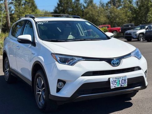 Used 2018 Toyota RAV4 XLE AWD/4WD image 7