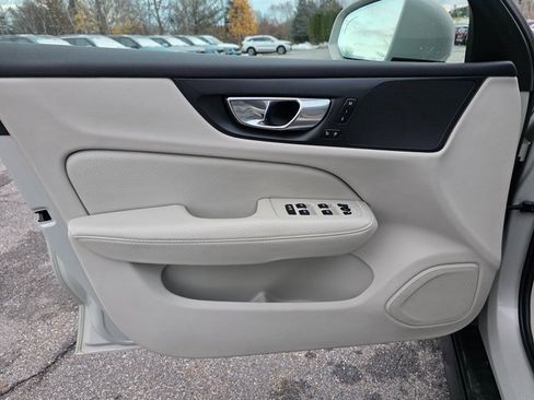 Used 2020 Volvo V60 T5 Cross Country image 28