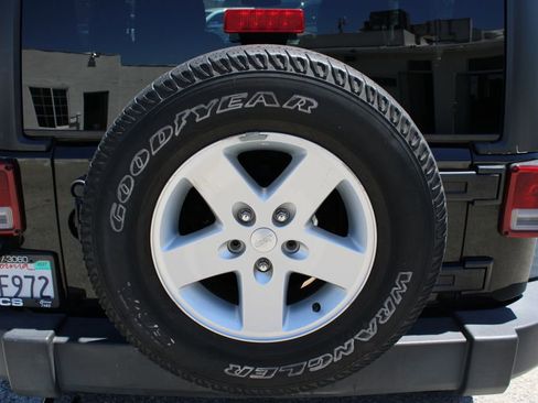 Used 2018 Jeep Wrangler Sport AWD/4WD image 9