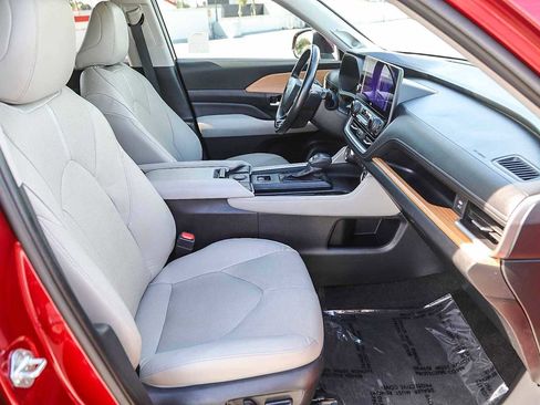 Used 2024 Toyota Grand Highlander Limited image 16