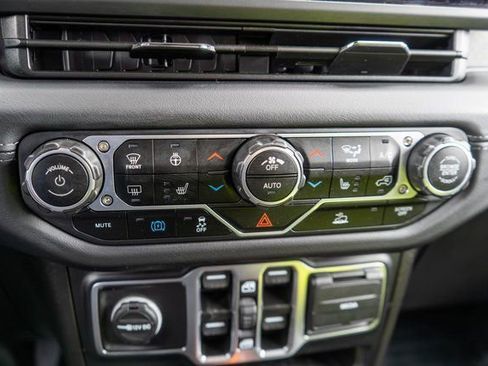 Used 2025 Jeep Wrangler Unlimited Sahara image 25