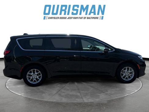 Used 2023 Chrysler Pacifica Touring-L FWD image 7