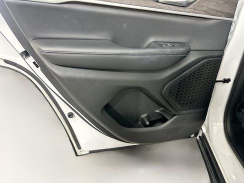 Used 2023 Jeep Grand Cherokee Limited w/ Luxury Tech Group II RWD image 25