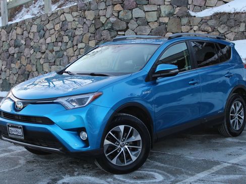 Used 2017 Toyota RAV4 XLE w/ Carpet Mat Package image 2