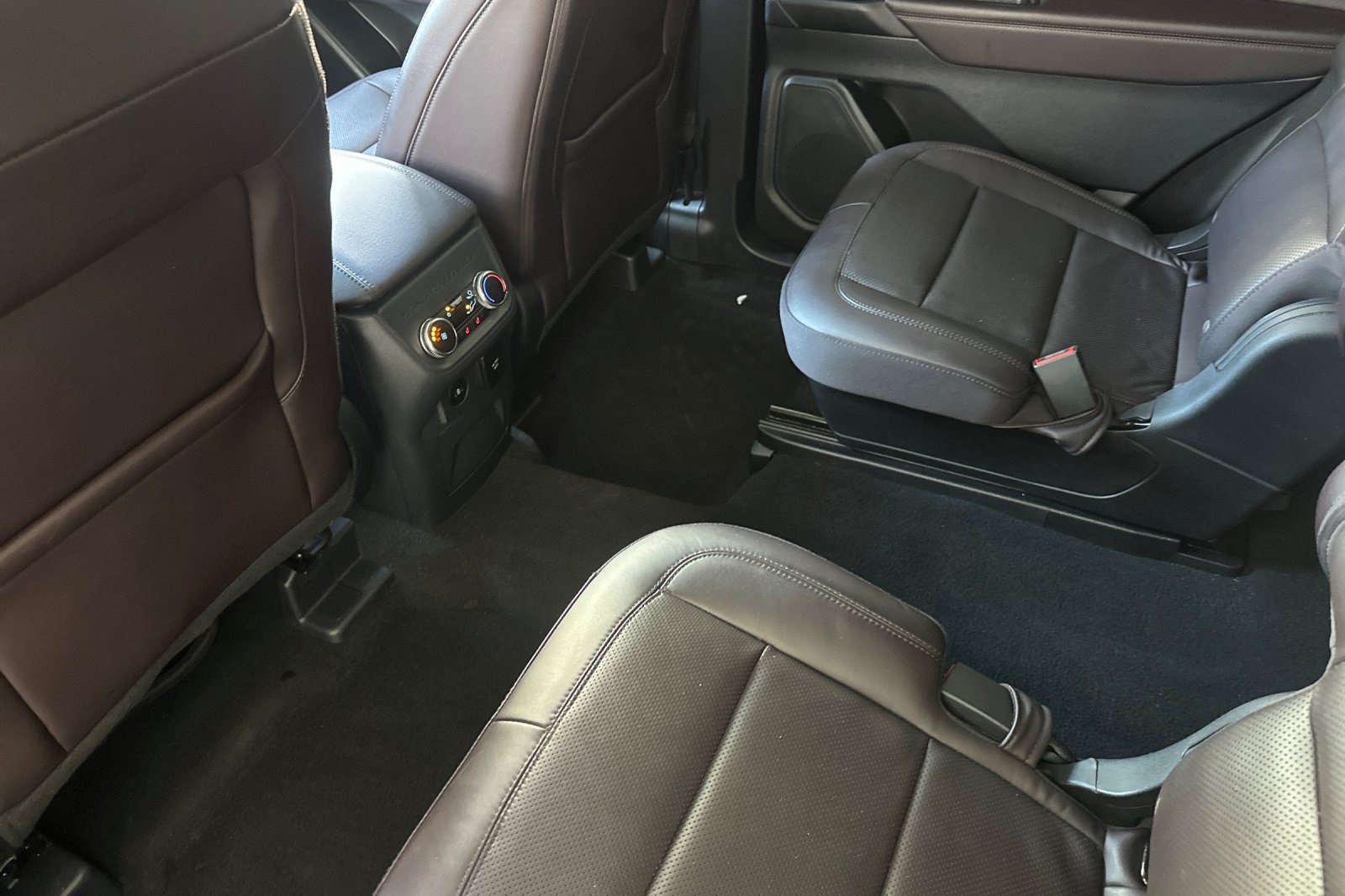 Used 2025 Ford Explorer Platinum w/ LUX Leather Package AWD/4WD image 28