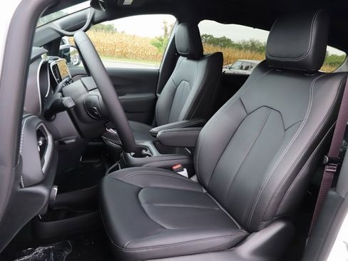 New 2026 Chrysler Pacifica Select image 14