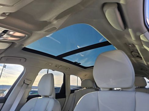 Used 2022 Volvo XC60 B5 Momentum image 26