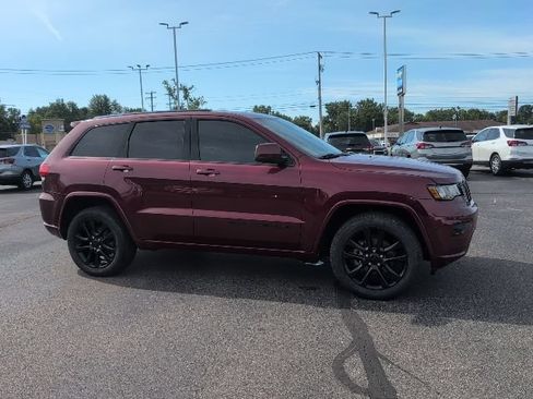 Used 2019 Jeep Grand Cherokee Altitude AWD/4WD image 9
