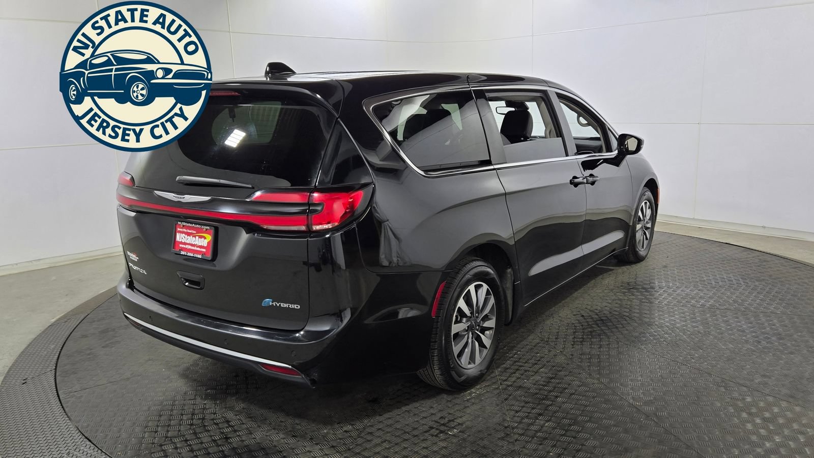 Used 2024 Chrysler Pacifica Limited FWD image 13
