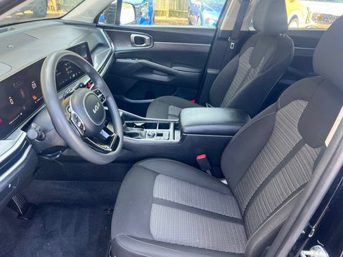 Used 2025 Kia Sorento LX FWD image 4
