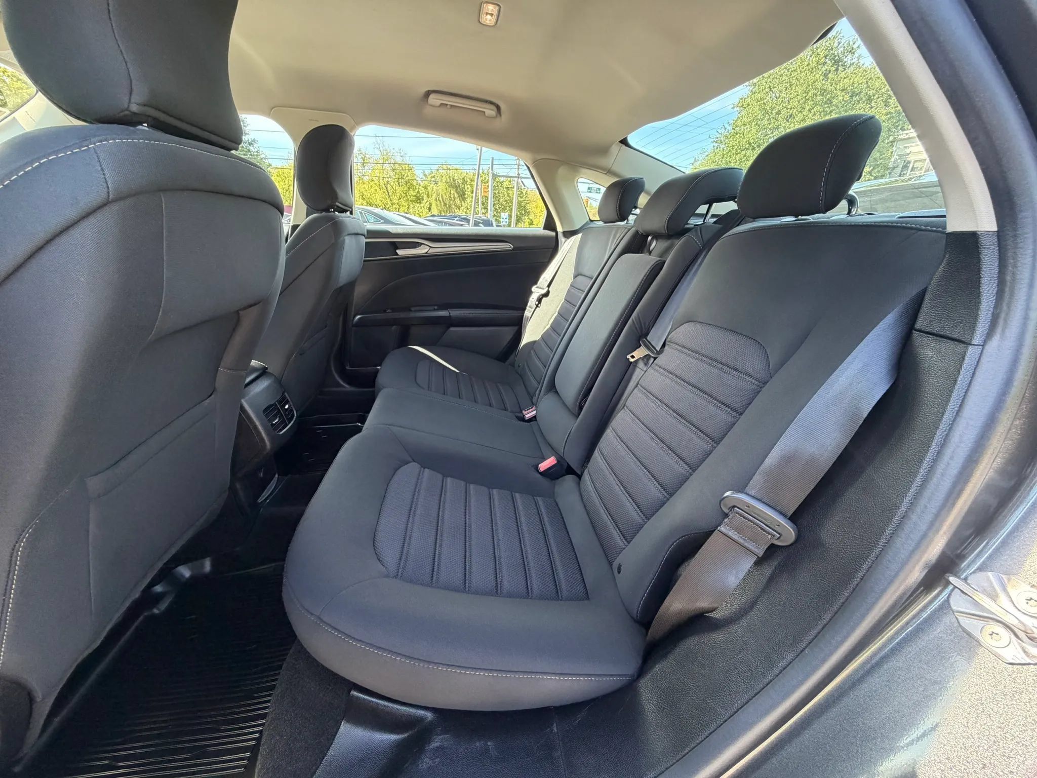 Used 2019 Ford Fusion SE FWD image 16