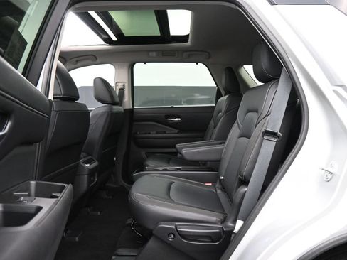 Used 2024 Nissan Pathfinder SL w/ SL Premium Package FWD image 17