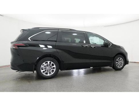 New 2026 Toyota Sienna XLE image 26