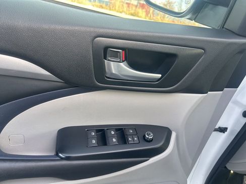 Used 2017 Toyota Highlander XLE image 21