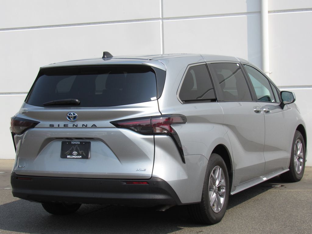 Certified 2025 Toyota Sienna XLE FWD image 6