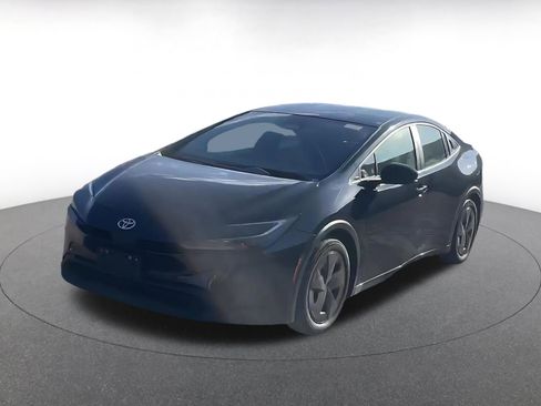 Used 2025 Toyota Prius LE image 3