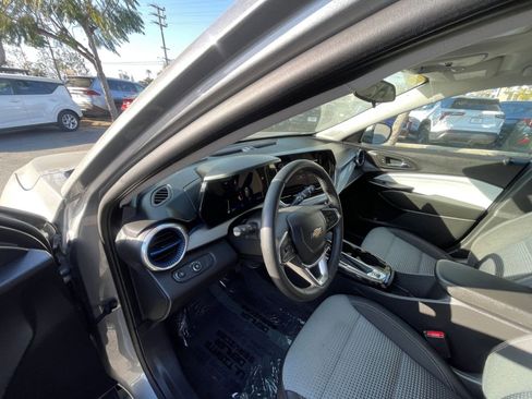 Used 2025 Chevrolet Trax LT w/ LT Convenience Package FWD image 35