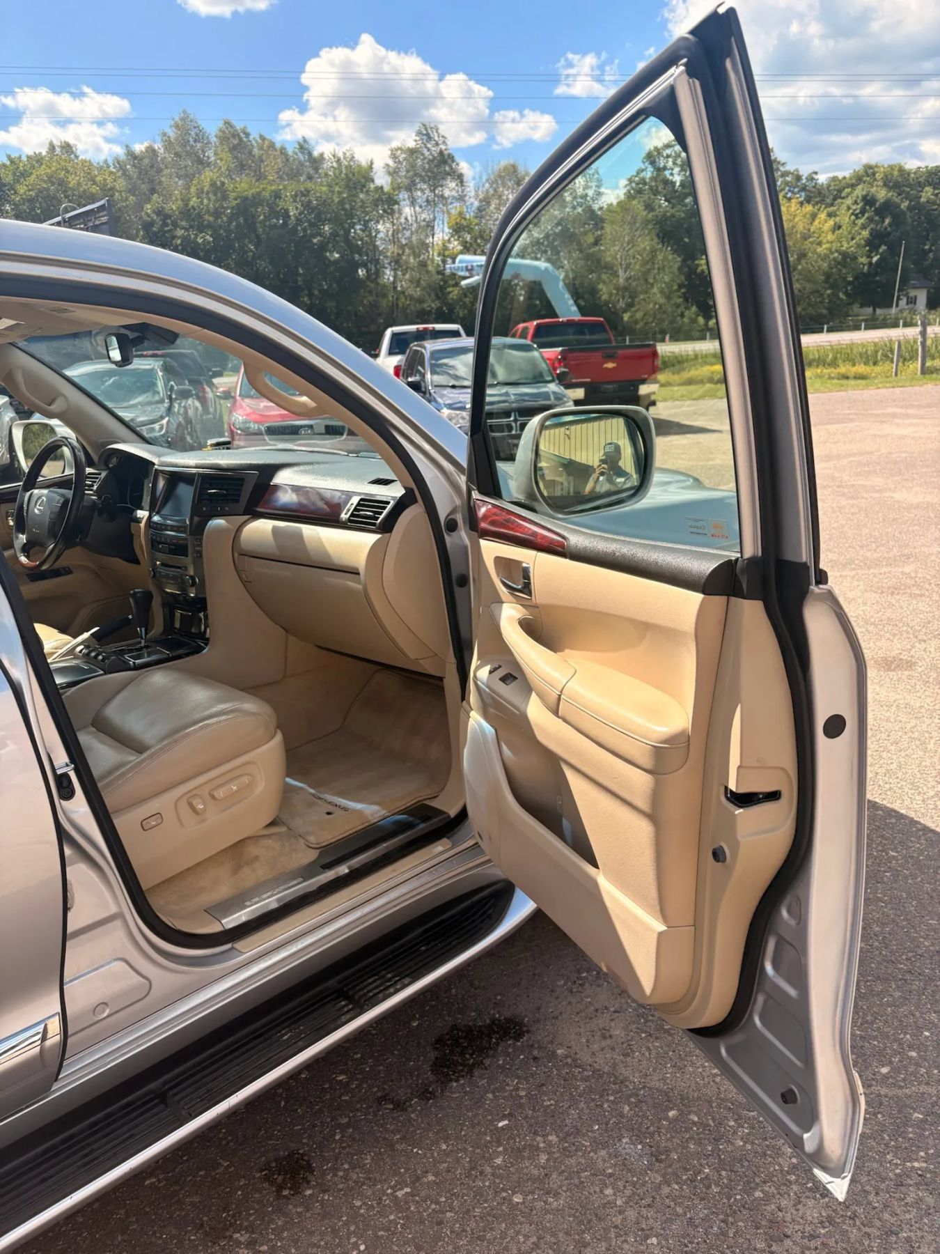 Used 2011 Lexus LX 570 4WD w/ Luxury Pkg image 28