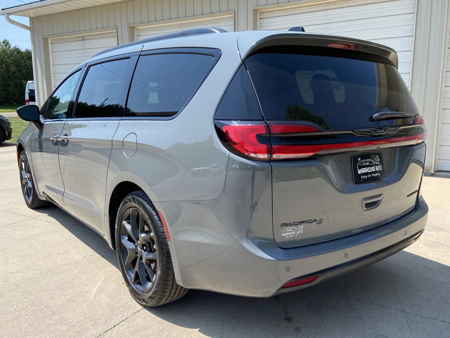 Used 2025 Chrysler Pacifica Limited FWD image 5