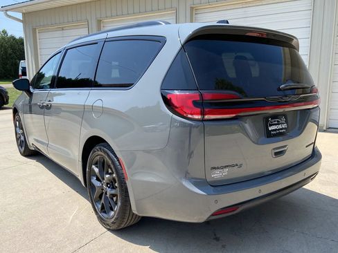 Used 2025 Chrysler Pacifica Limited FWD image 5