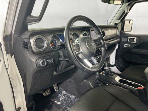 Used 2019 Jeep Wrangler Unlimited Sahara image 9