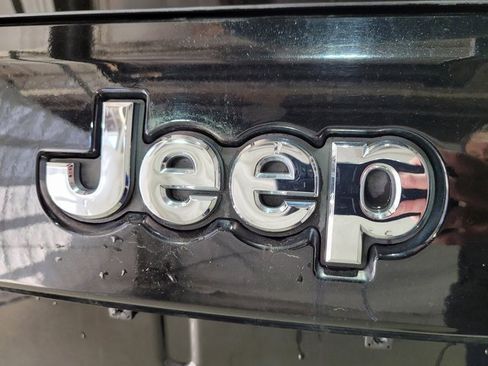 Used 2018 Jeep Grand Cherokee Laredo image 59
