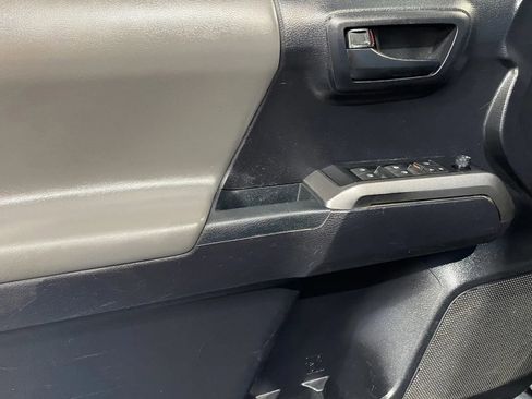 Used 2020 Toyota Tacoma SR5 image 12