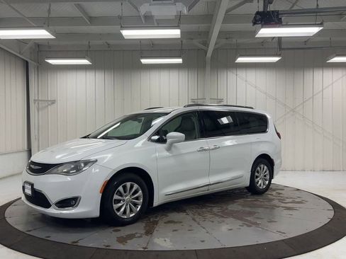 Used 2018 Chrysler Pacifica Touring-L FWD image 4