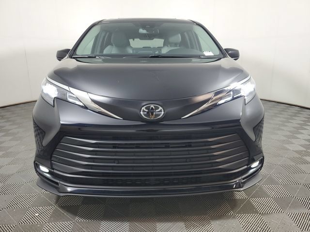 Used 2026 Toyota Sienna XLE FWD image 2