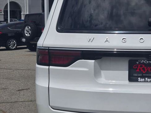 Used 2024 Jeep Wagoneer L Series II RWD image 8