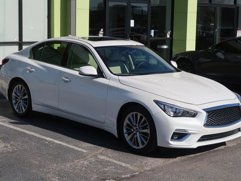Used 2018 INFINITI Q50 Luxe w/ Essential Package (3.0T Luxe) image 5