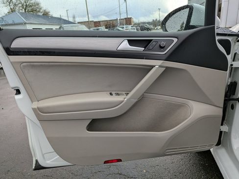 Used 2017 Volkswagen Golf S image 10