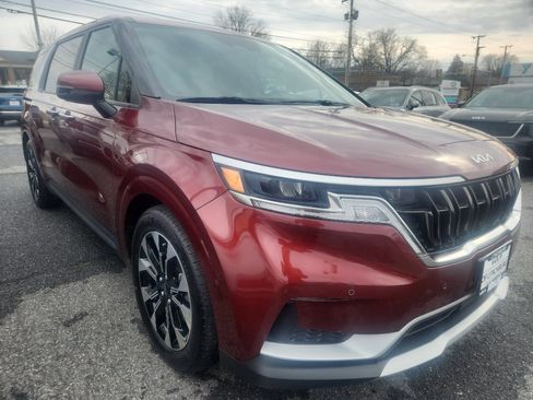 Used 2023 Kia Carnival EX image 1