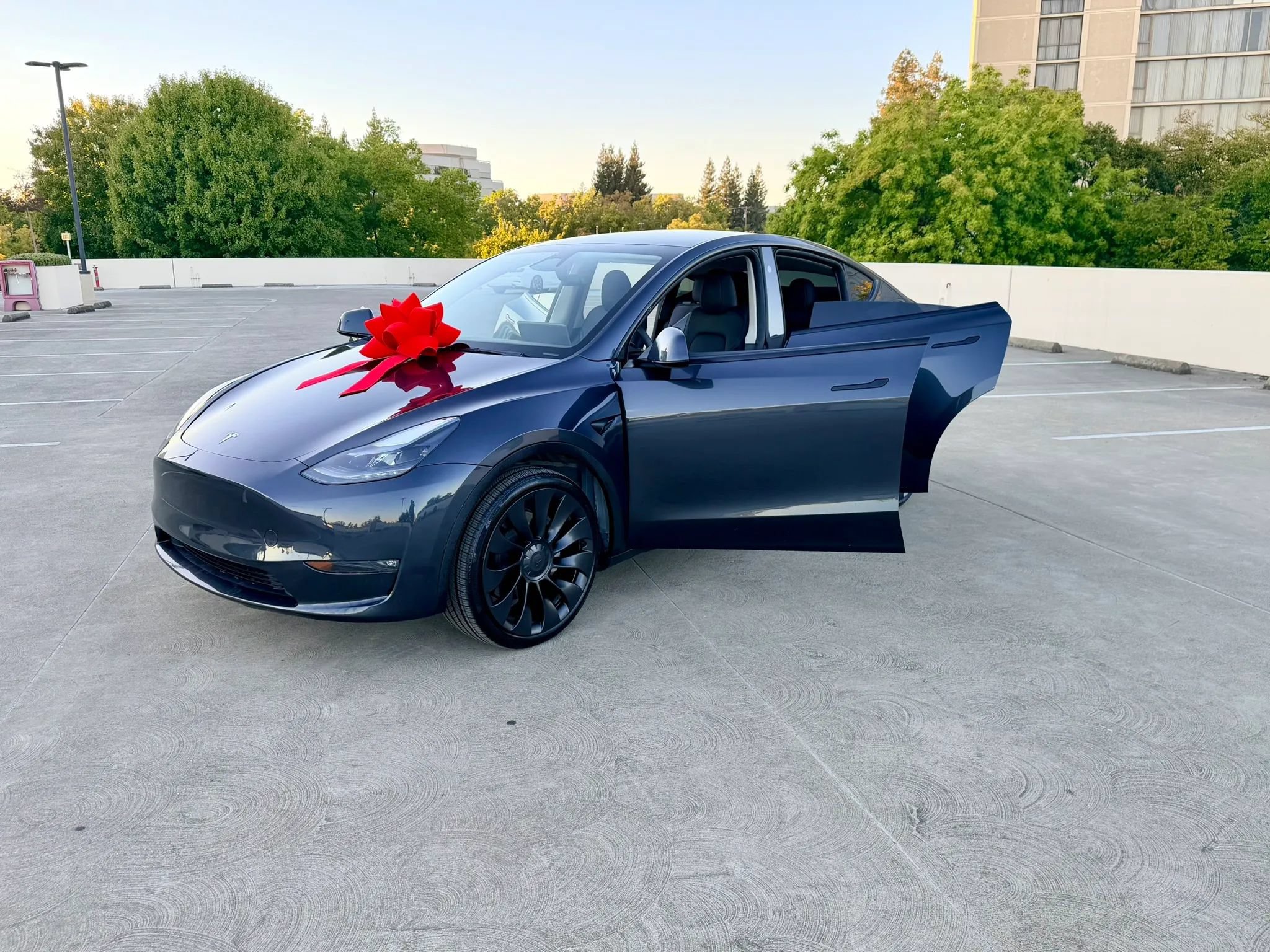Used 2025 Tesla Model Y Long Range AWD/4WD image 39