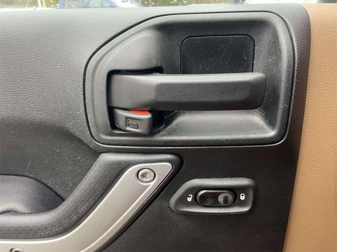 Used 2017 Jeep Wrangler Unlimited Rubicon w/ Connectivity Group image 13