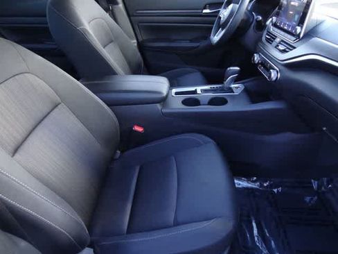 Used 2025 Nissan Altima 2.5 SV FWD image 13