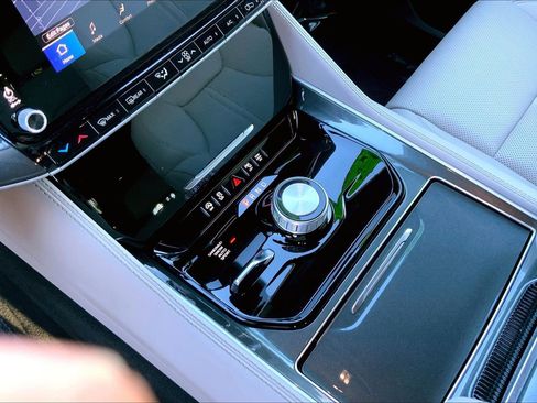 Certified 2024 Jeep Wagoneer 4WD w/ Premium Group I image 16