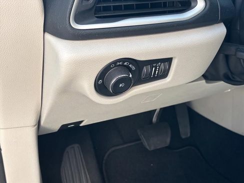 Used 2023 Chrysler Pacifica Touring-L FWD image 7
