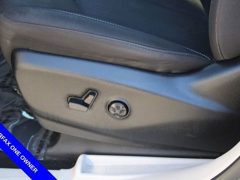 Used 2023 Chrysler Voyager LX image 17