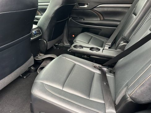 Used 2017 Toyota Highlander Limited AWD/4WD image 12
