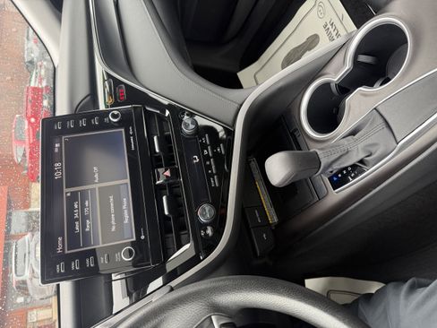 Used 2021 Toyota Camry LE image 3