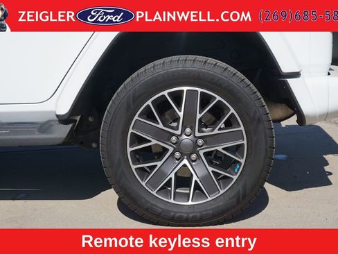 Used 2022 Jeep Wrangler Unlimited Sahara AWD/4WD image 9