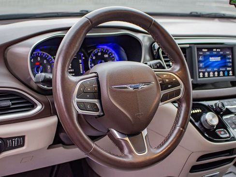 Used 2019 Chrysler Pacifica Touring-L image 22