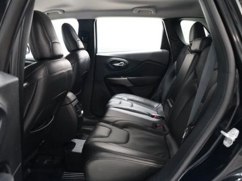 Used 2021 Jeep Cherokee Latitude Lux w/ Mopar Interior Package image 32