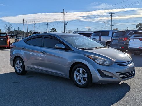 Used 2015 Hyundai Elantra SE image 7