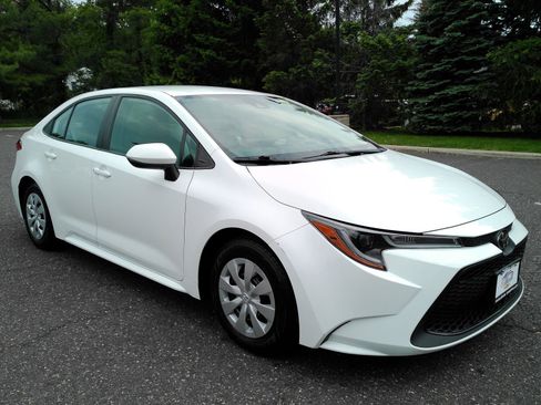 Used 2021 Toyota Corolla L FWD image 2