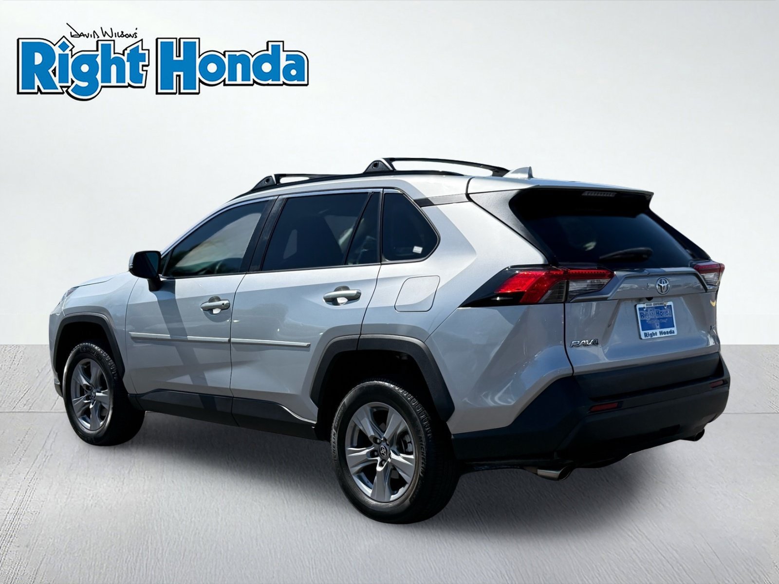 Used 2022 Toyota RAV4 XLE w/ XLE Grade Weather Package FWD image 4