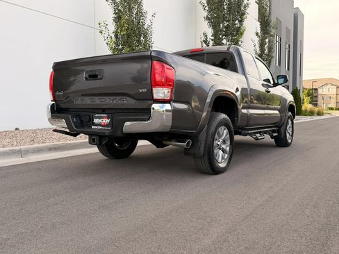 Used 2017 Toyota Tacoma SR5 w/ Tow Package AWD/4WD image 5