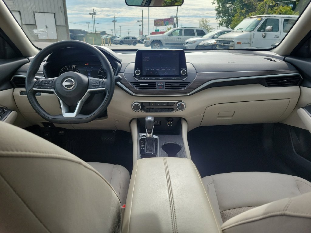 Used 2025 Nissan Altima 2.5 SV FWD image 13